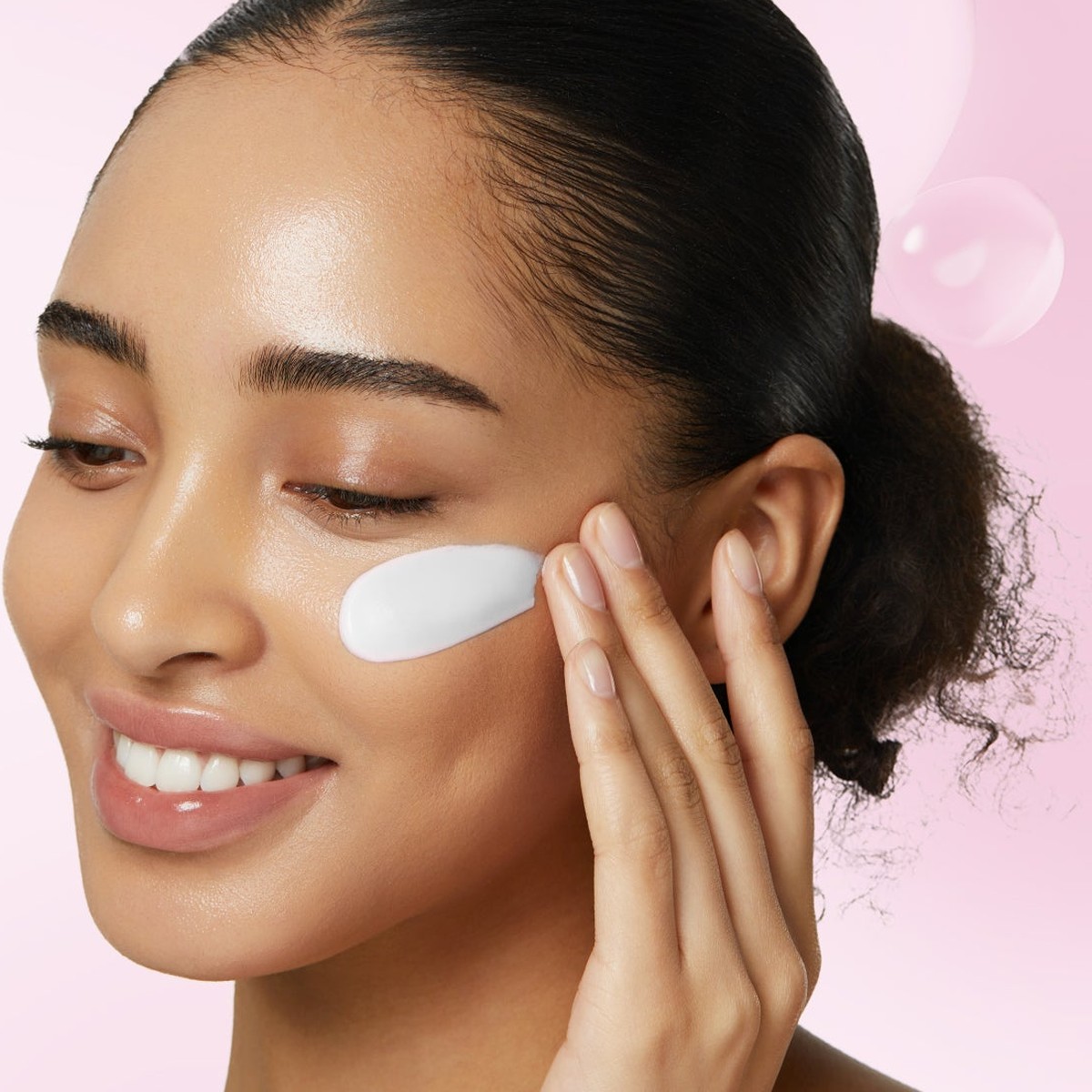 Medicube PDRN Hydrating UV Serum smøres på kinnet